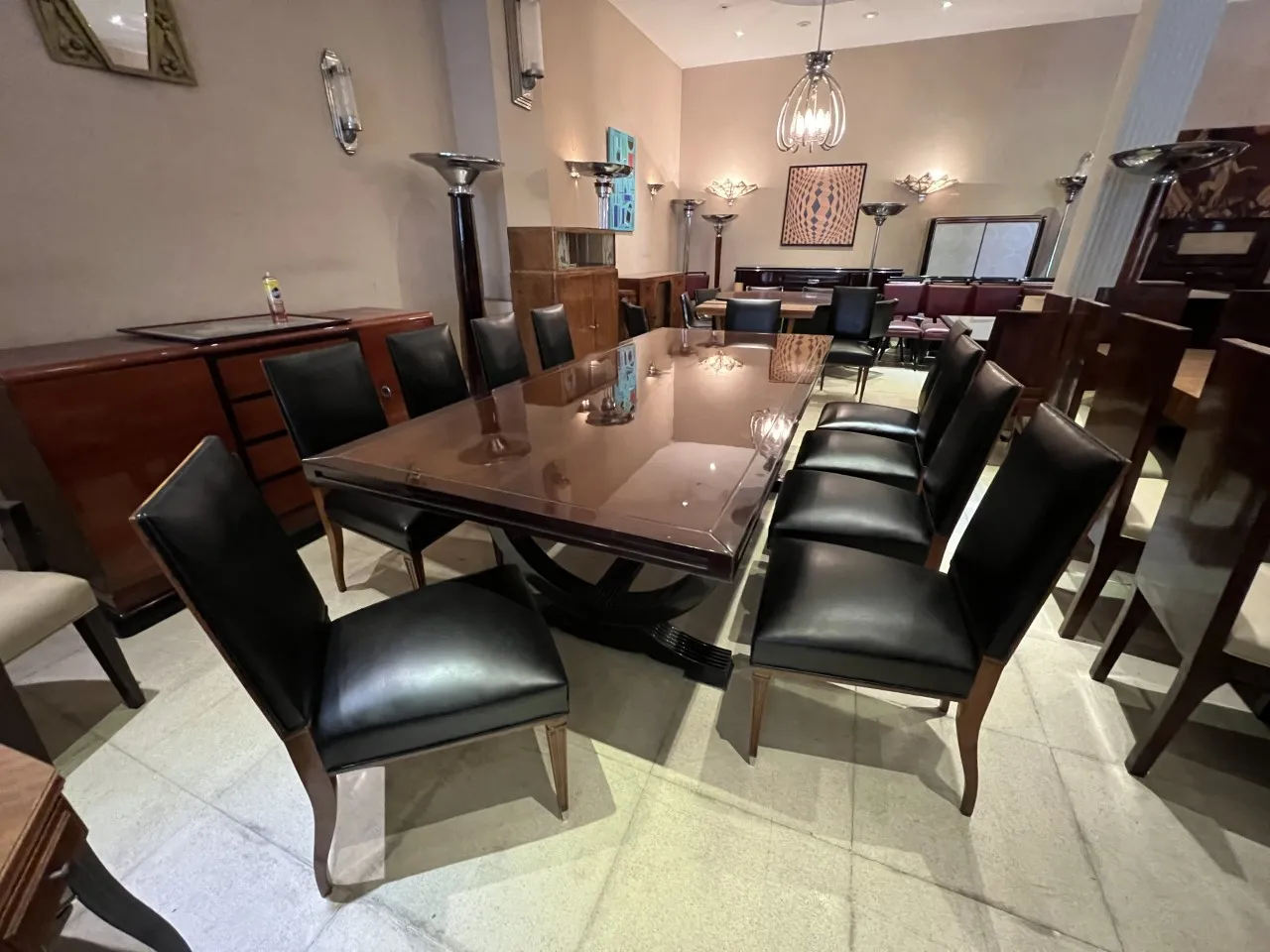 Imagen de 2 lámparas de pie antiguas en un ambiente elegante con muebles