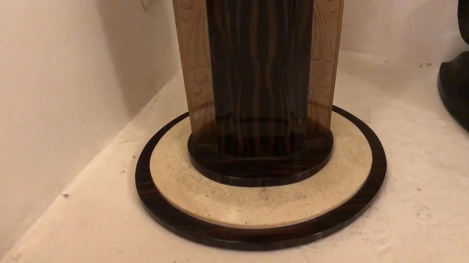 2 lámparas de pie antiguas con base de diseño, estilo elegante y sobrio en un ambiente acogedor.