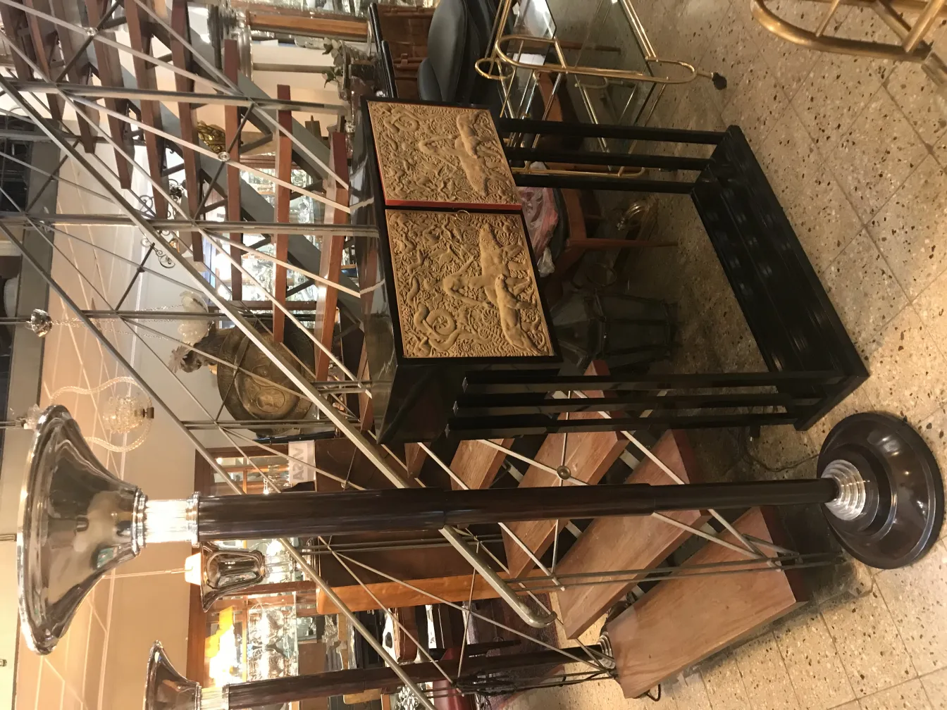 2 مصابيح أرضية قديمة مزينة بتفاصيل أنيقة في بيئة مريحة.