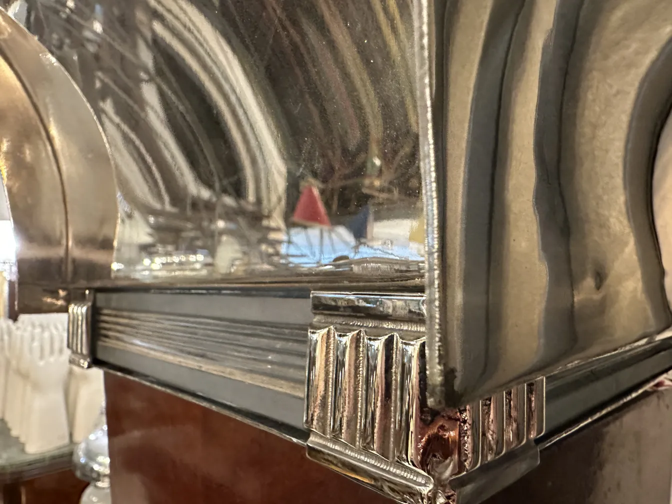 Dos lámparas de pie antiguas con bordes decorativos en un ambiente elegante