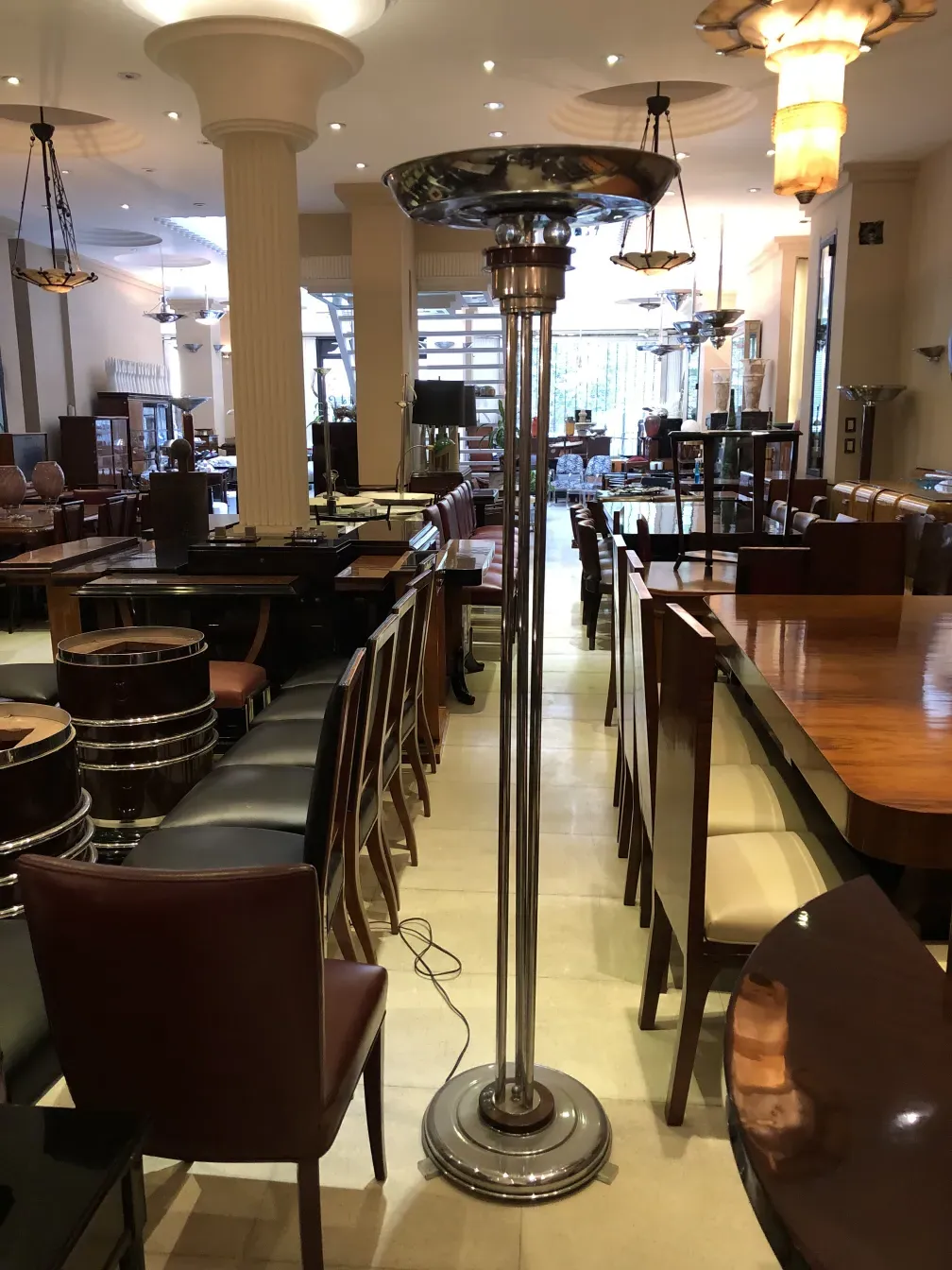 dos lámparas de pie antiguas en un ambiente elegante