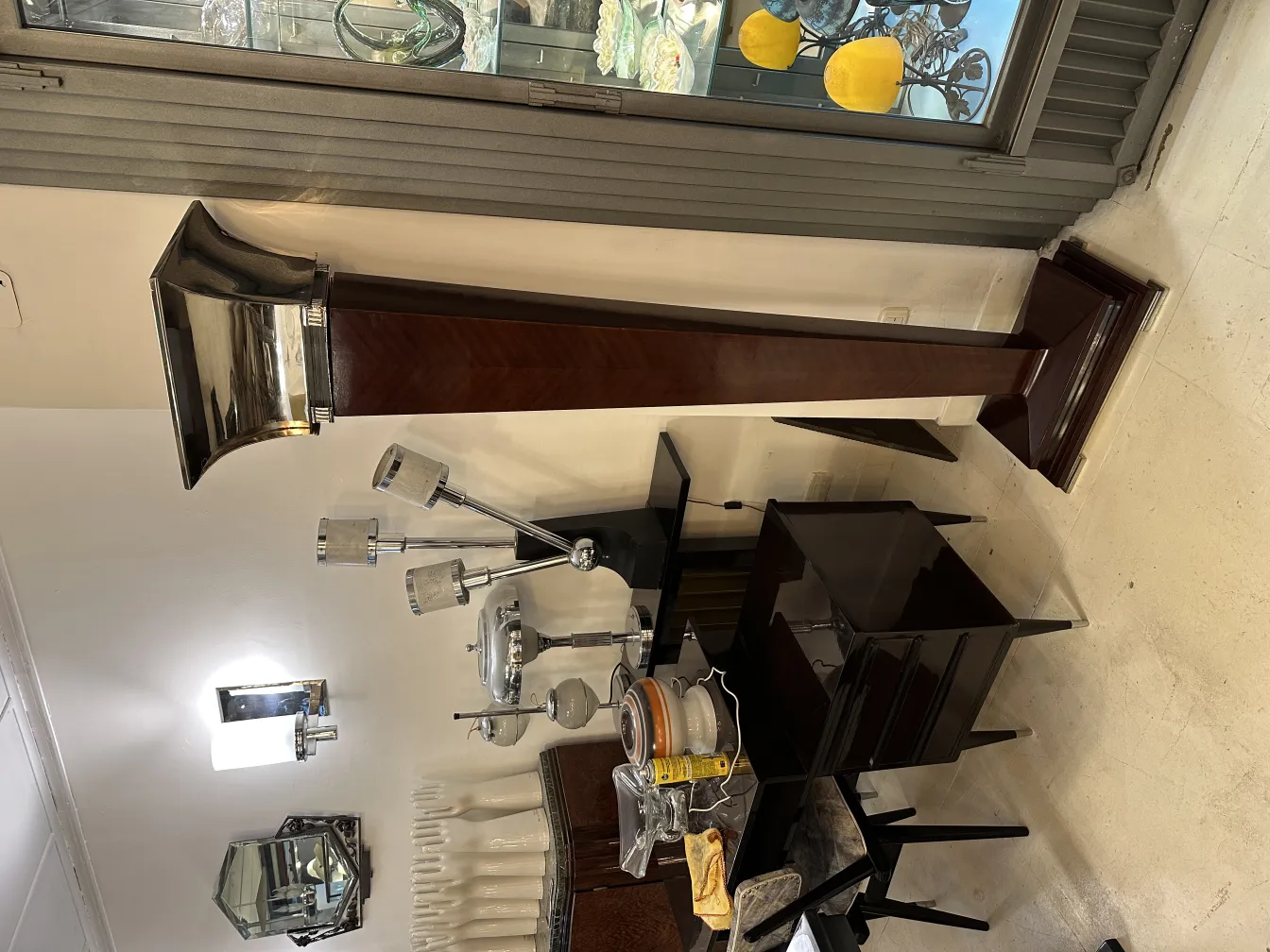 Dos lámparas de pie antiguas en un ambiente elegante con muebles decorativos.