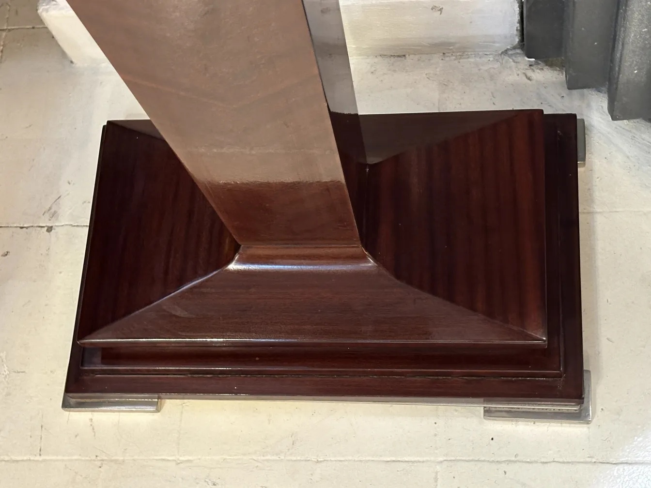 dos lámparas de pie antiguas con base elegante en ambiente de sala