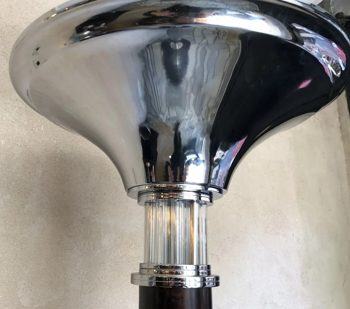 Due lampade da terra antiche con finitura lucida e design elegante, in un ambiente moderno.