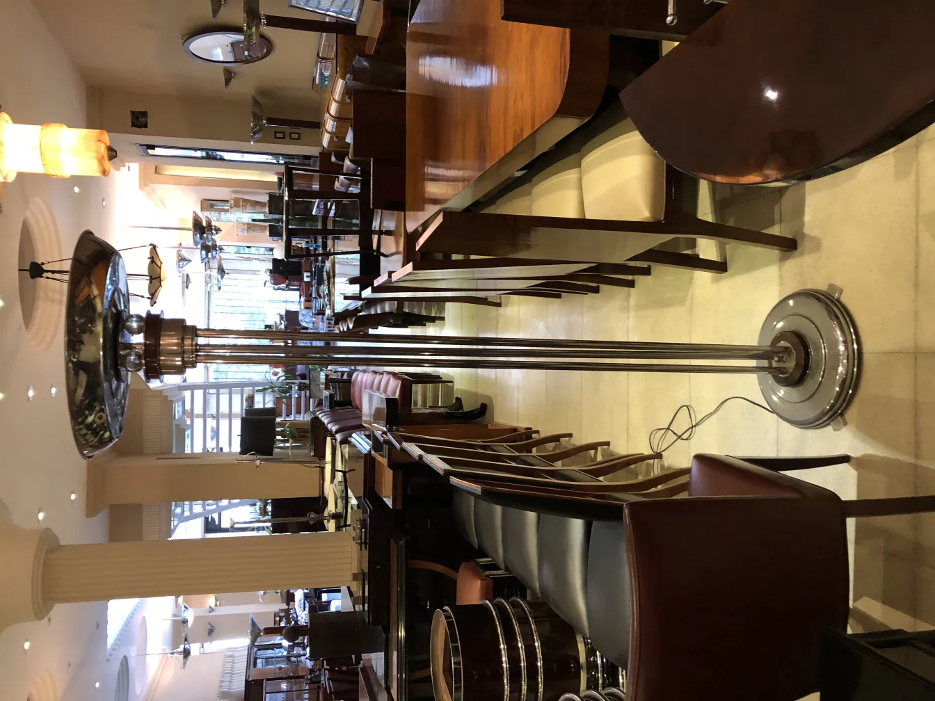 2つの古いフロアランプの適度な環境