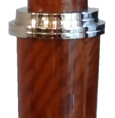 两盏古董落地灯的特写，设计精致，环境舒适