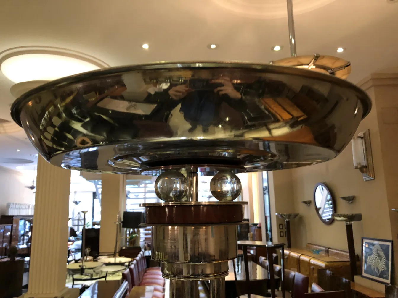 duas lâmpadas de piso antigas com design detalhado em um ambiente elegante