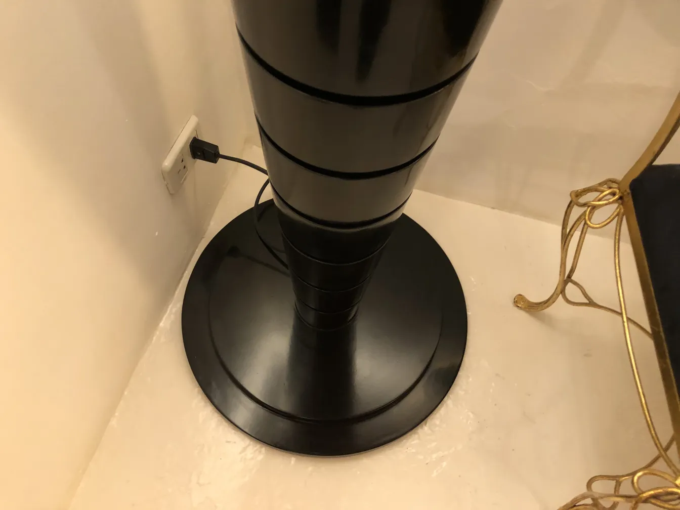 duas lâmpadas de piso antigas com design elegante, em um ambiente acolhedor.