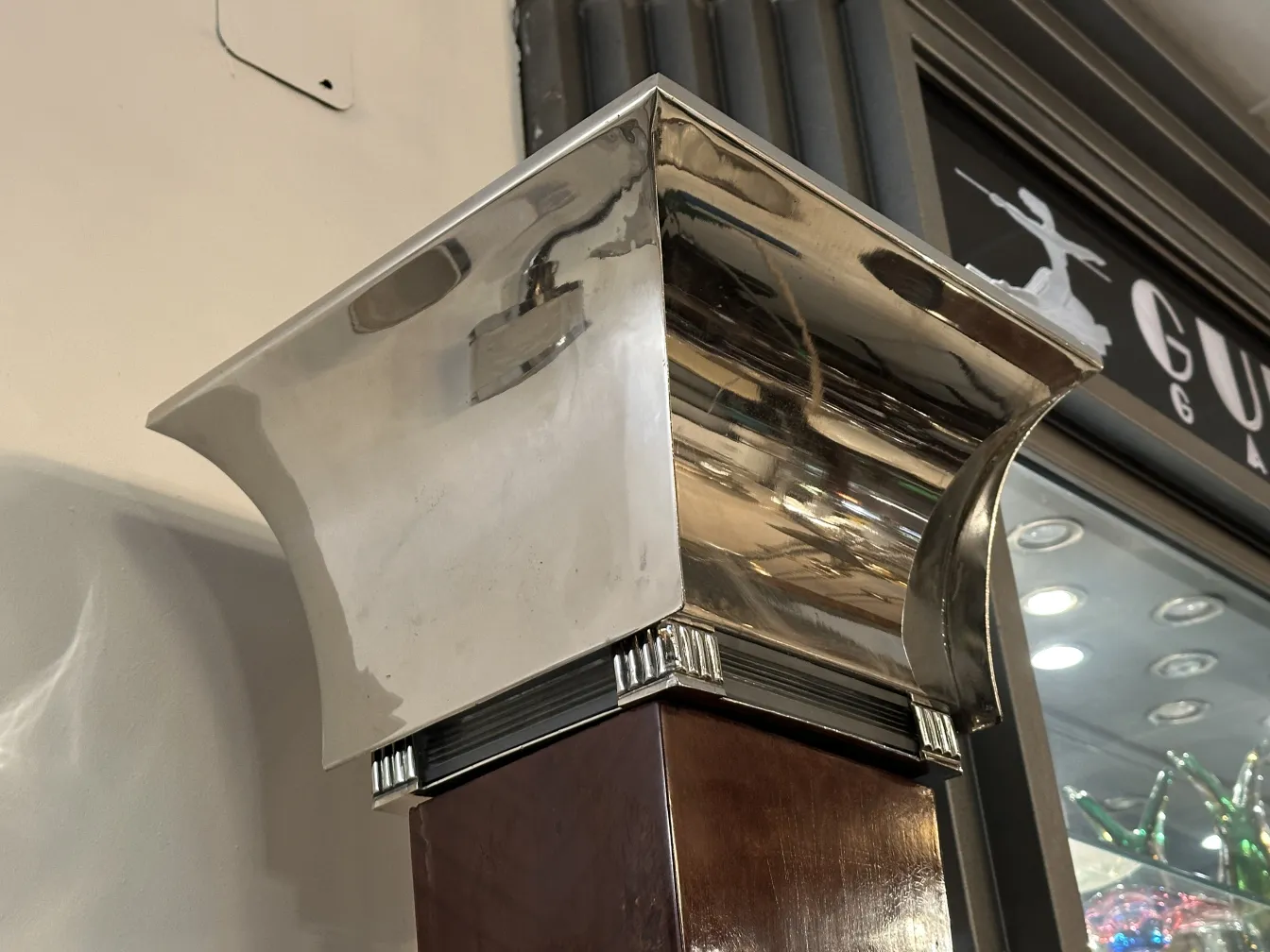 deux lampadaires anciens avec une finition brillante et élégante, dans un environnement décoratif varié