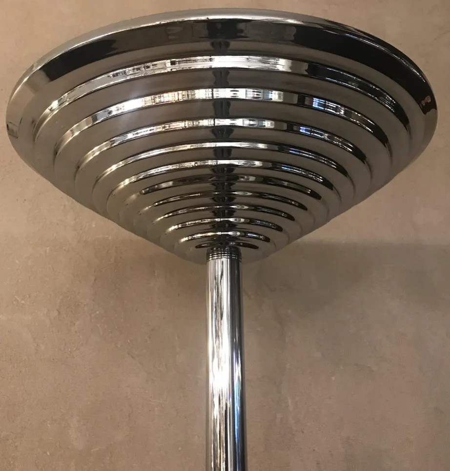 Ansicht von oben auf zwei elegante antike Stehlampen. Neutraler Hintergrund.