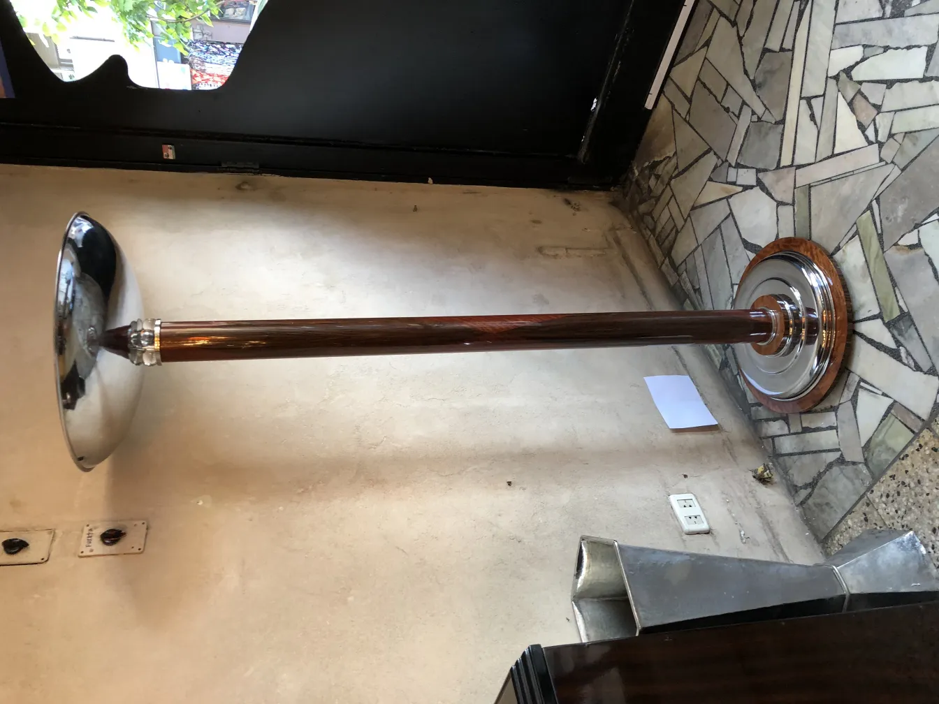 2 lampade da terra in un ambiente antico con decorazioni