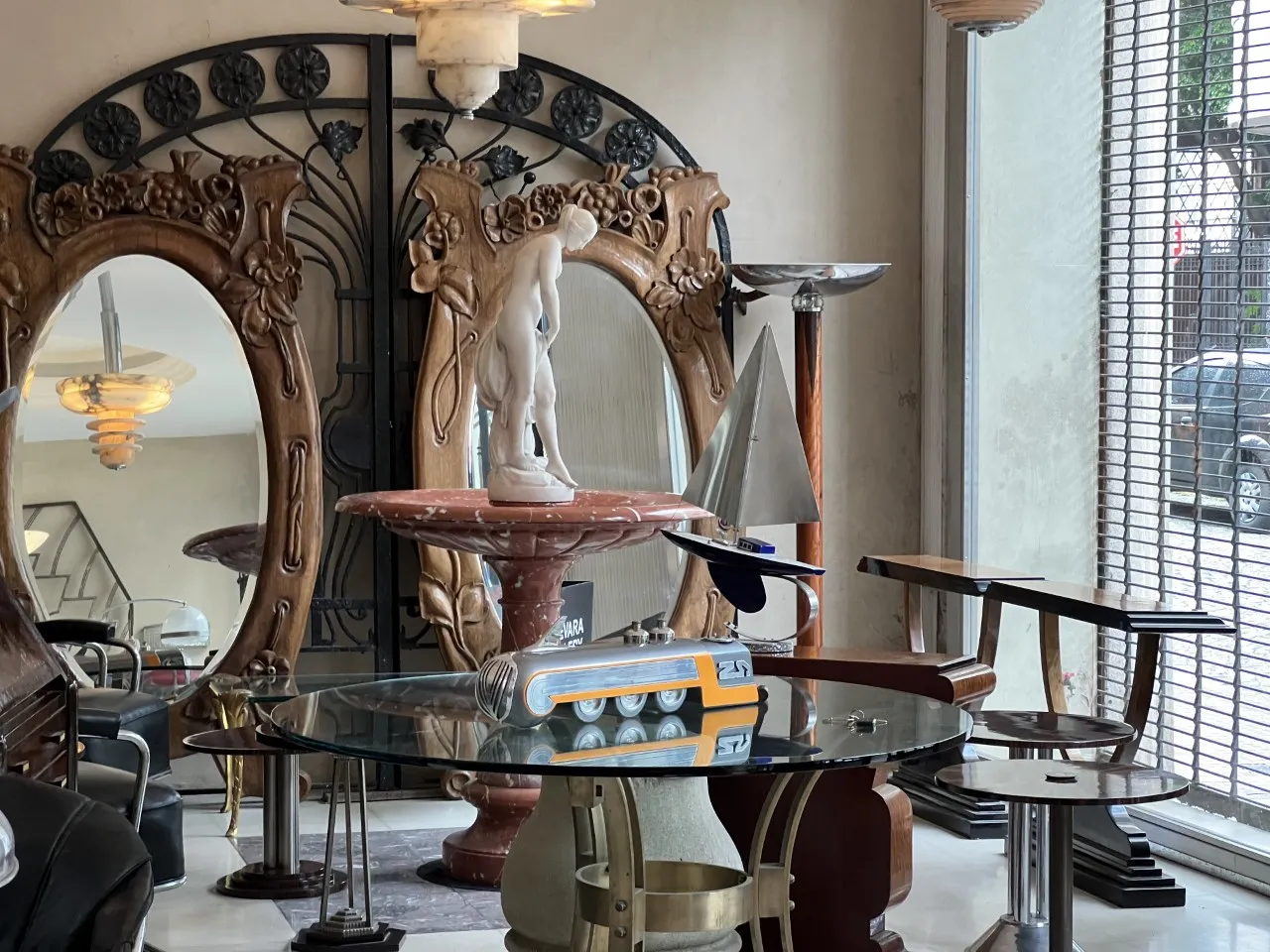 Dos lámparas de pie antiguas en un ambiente decorativo