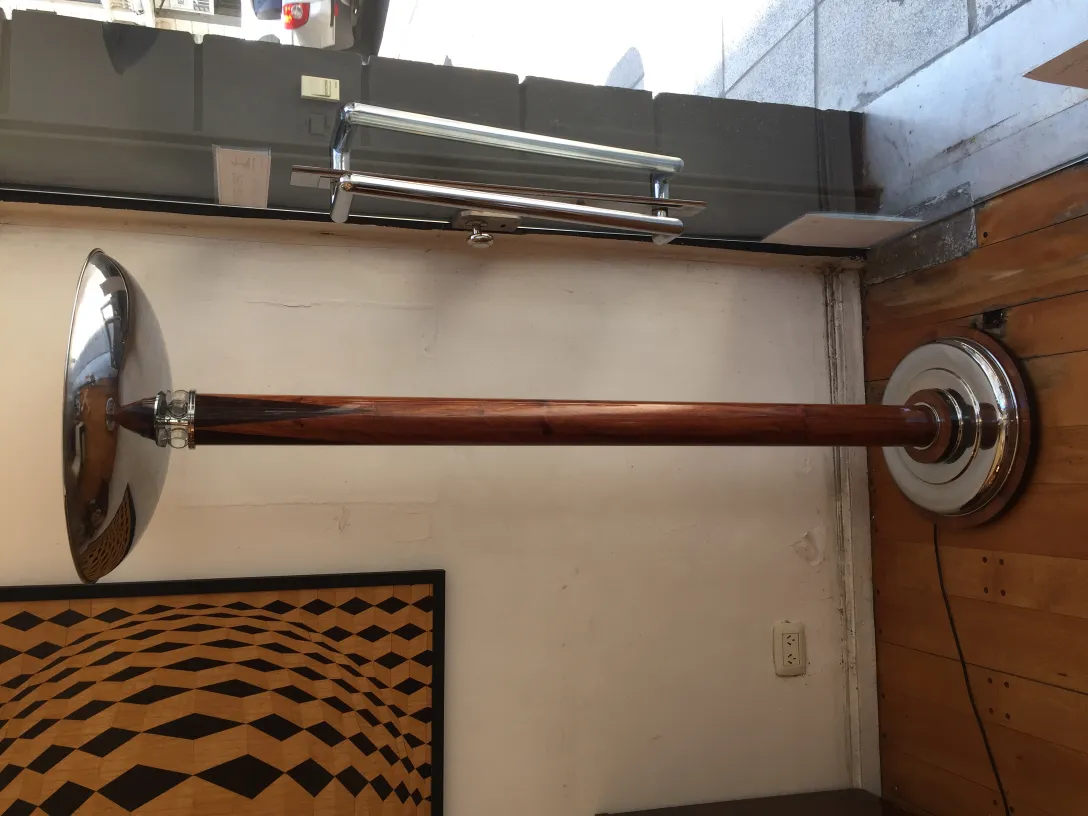 dva antichnykh torshery s eleganntnymi osnovami