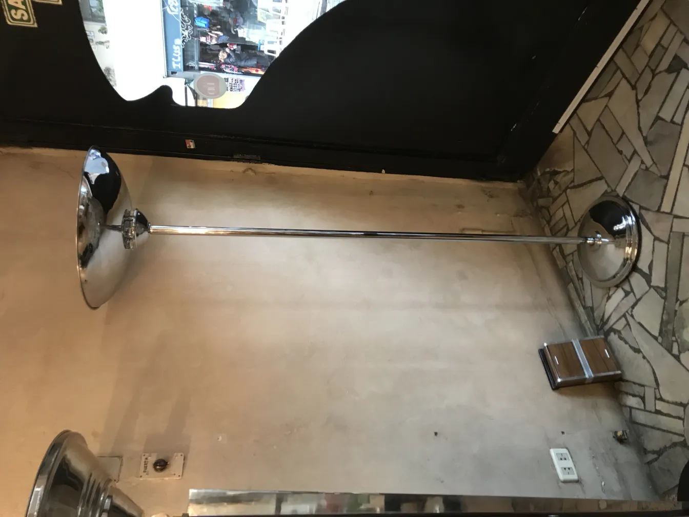 スタイリッシュな設定の2つのエレガントなアンティークフロアランプ。