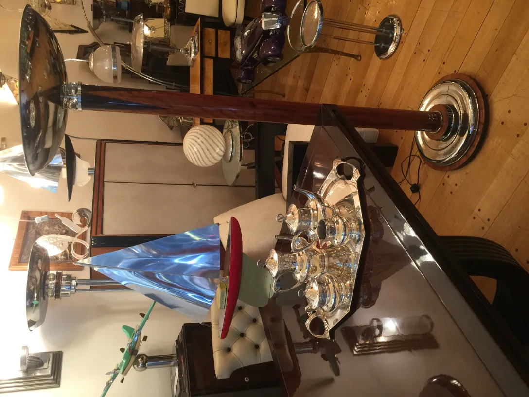 Zwei antike Stehleuchten mit elegantem Stil in einer dekorierten Umgebung.