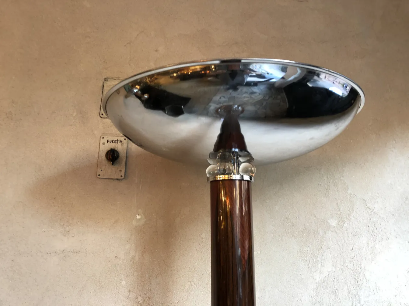 Zwei antike Stehleuchten mit einem klassischen Design und einem glänzenden Reflektor.