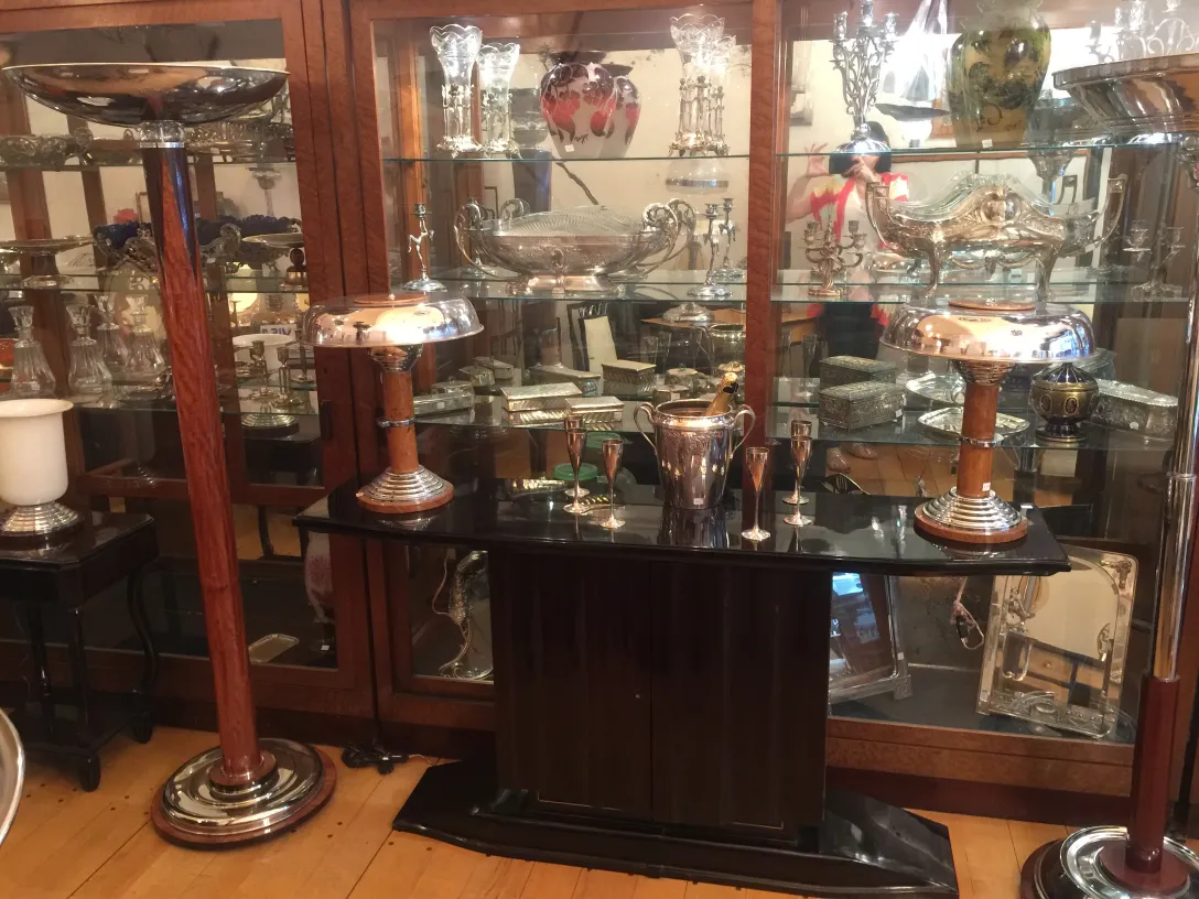 2 lampadas de piso antiquas, decorativas, em um ambiente elegante