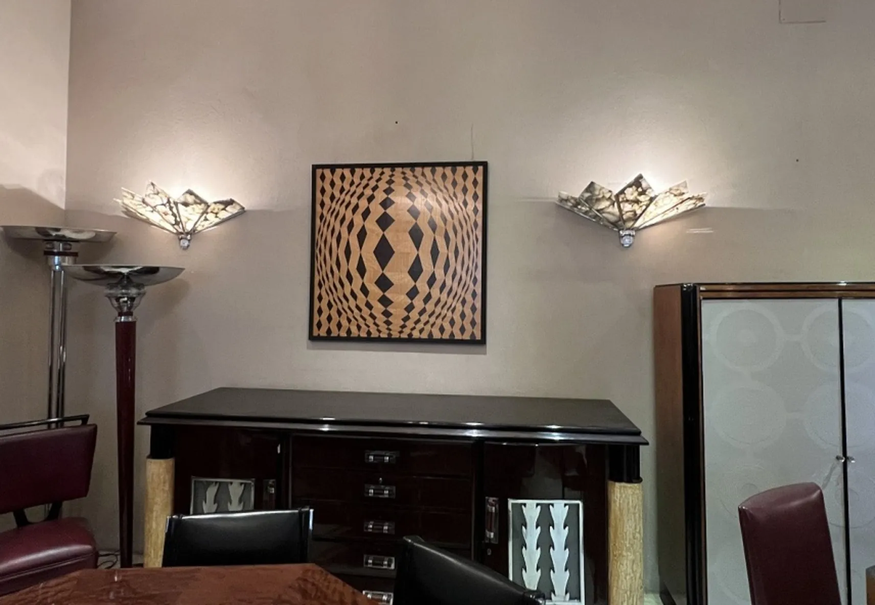 due lampade da terra antiche decorative in un ambiente moderno