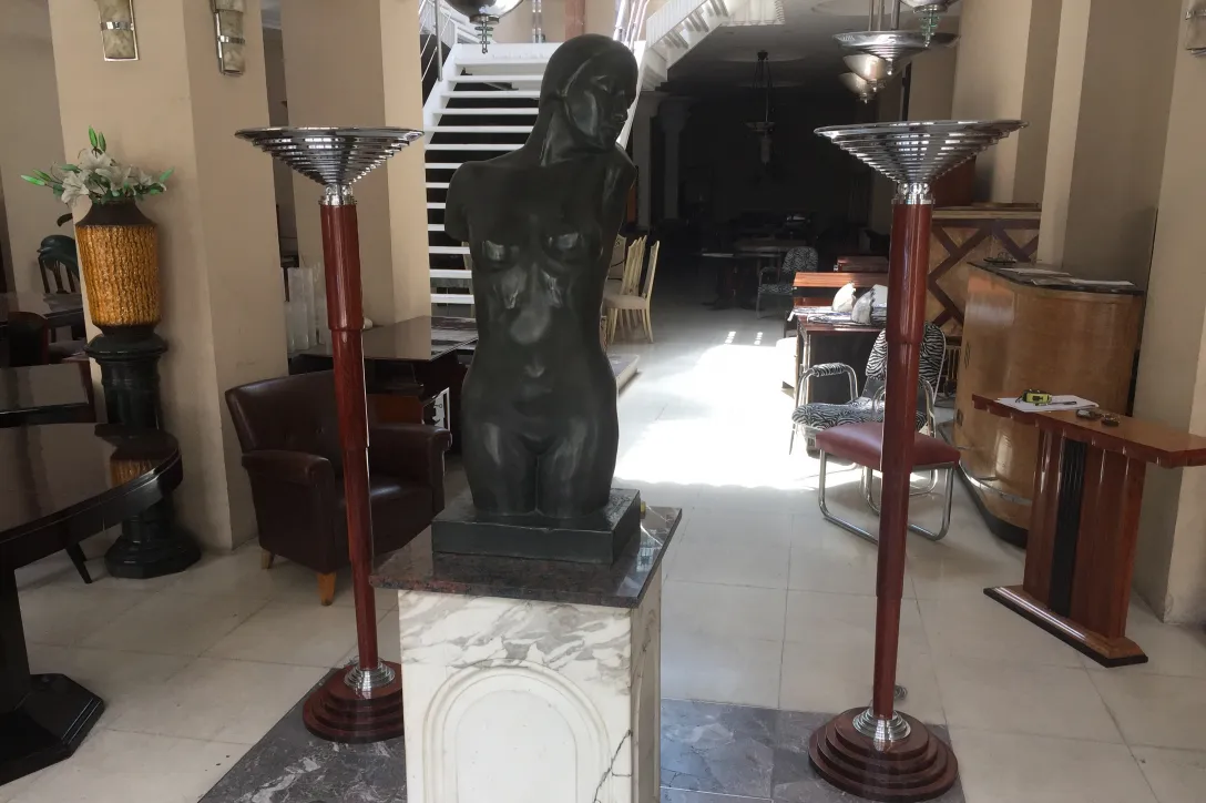 deux lampadaires anciens décorés avec élégance dans une atmosphère de salon