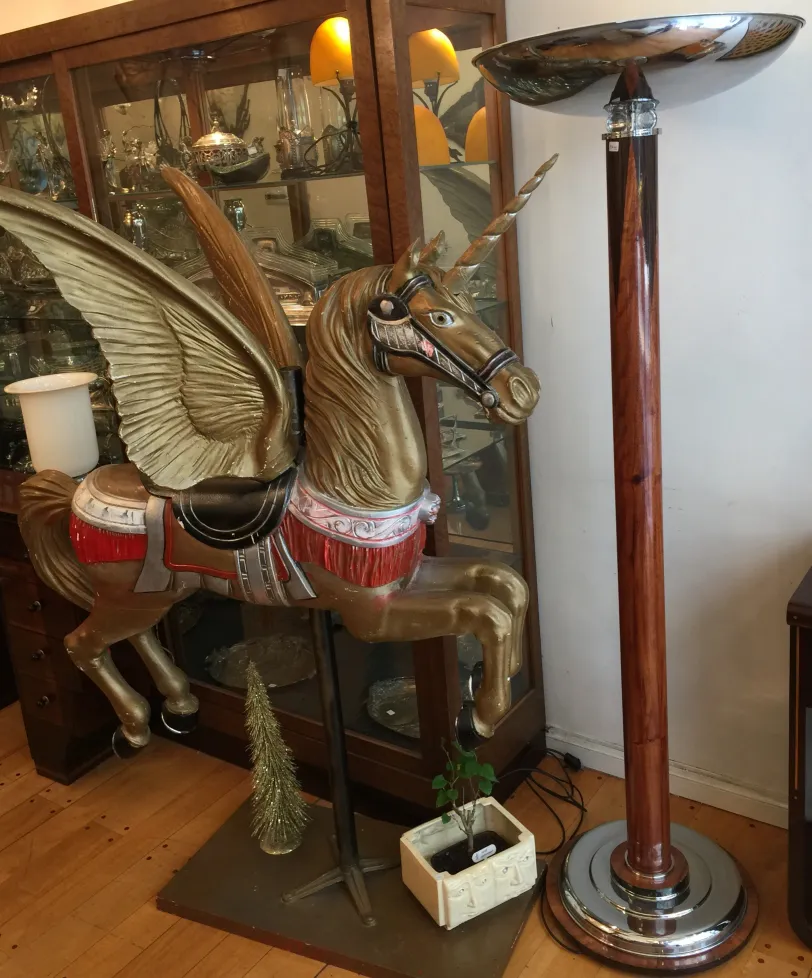 2개의 고전 플로어 램프, 하나는 높은 우아한 받침대가 있는