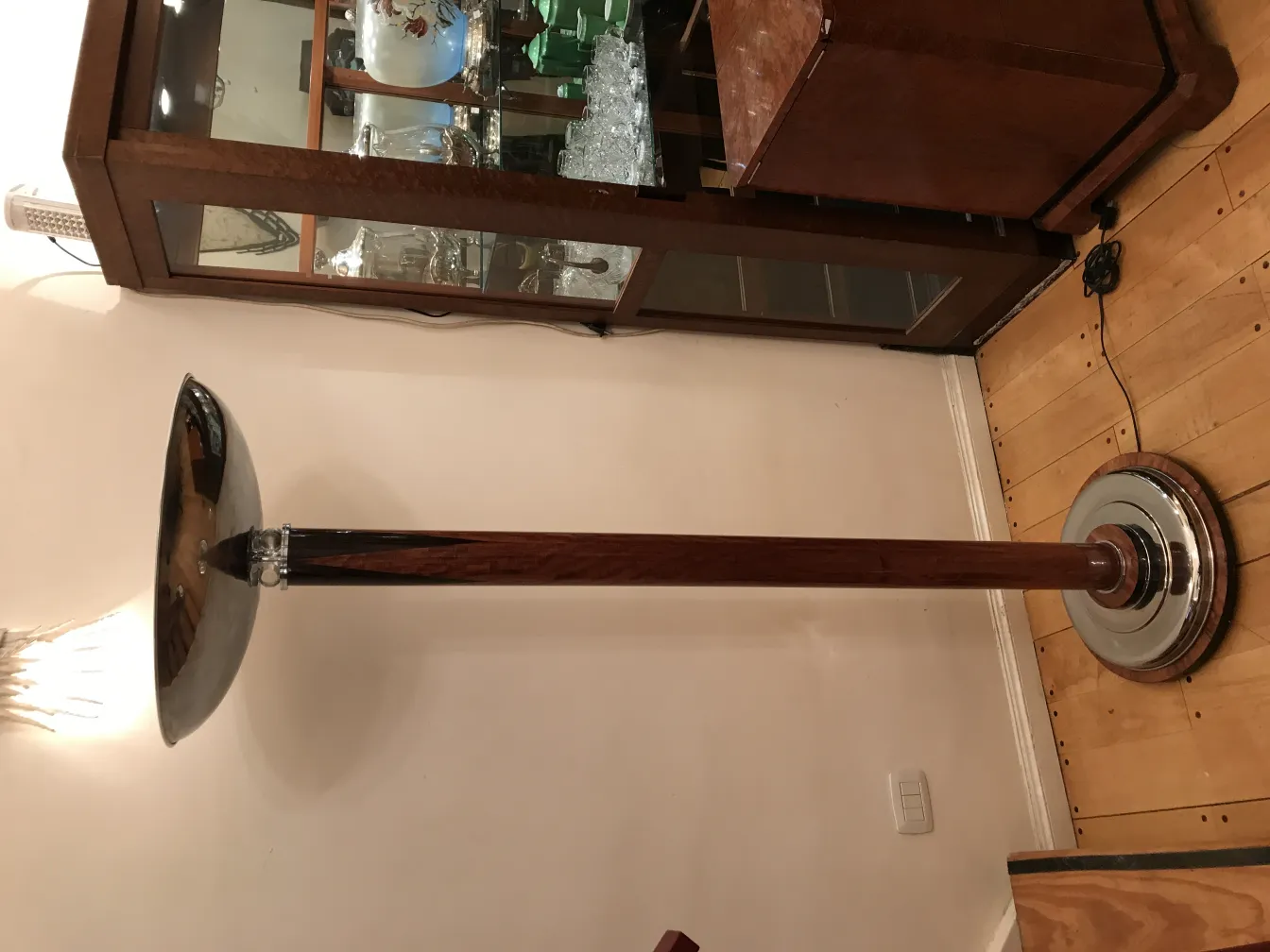 两盏复古的落地灯在明亮的房间里。