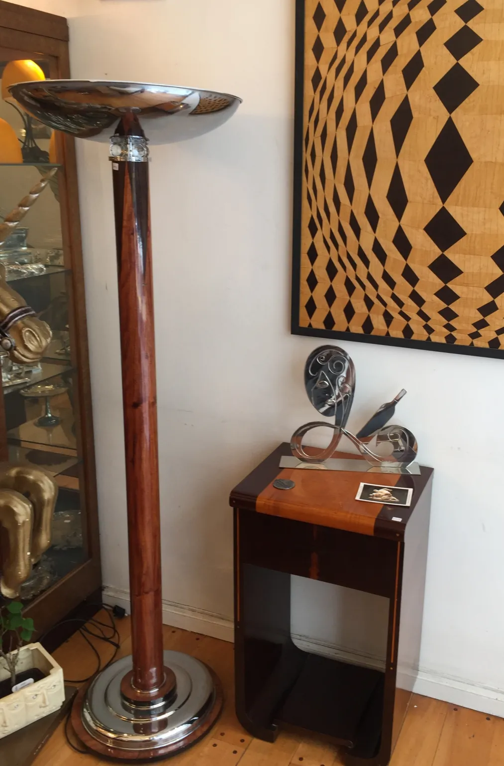 Conjunto de 2 lámparas de pie antiguas con diseño elegante en una habitación con decoración