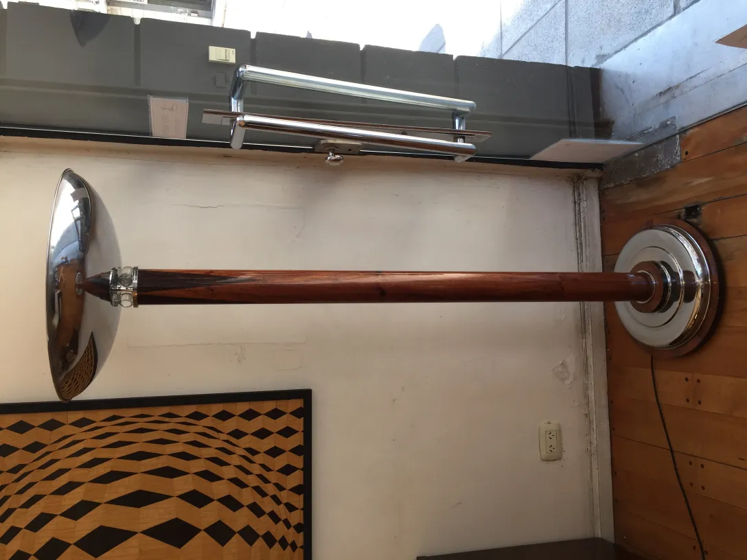 Conjunto de 2 lâmpadas de piso antigas com base cromada e grande cúpula