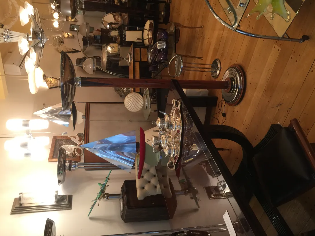 deux lampadaires antiques au design classique dans un décor élégant