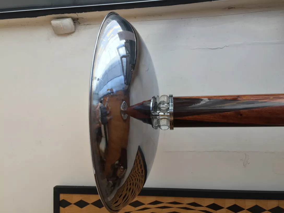 Dos lámparas de pie antiguas con pantallas brillantes en ambiente elegante