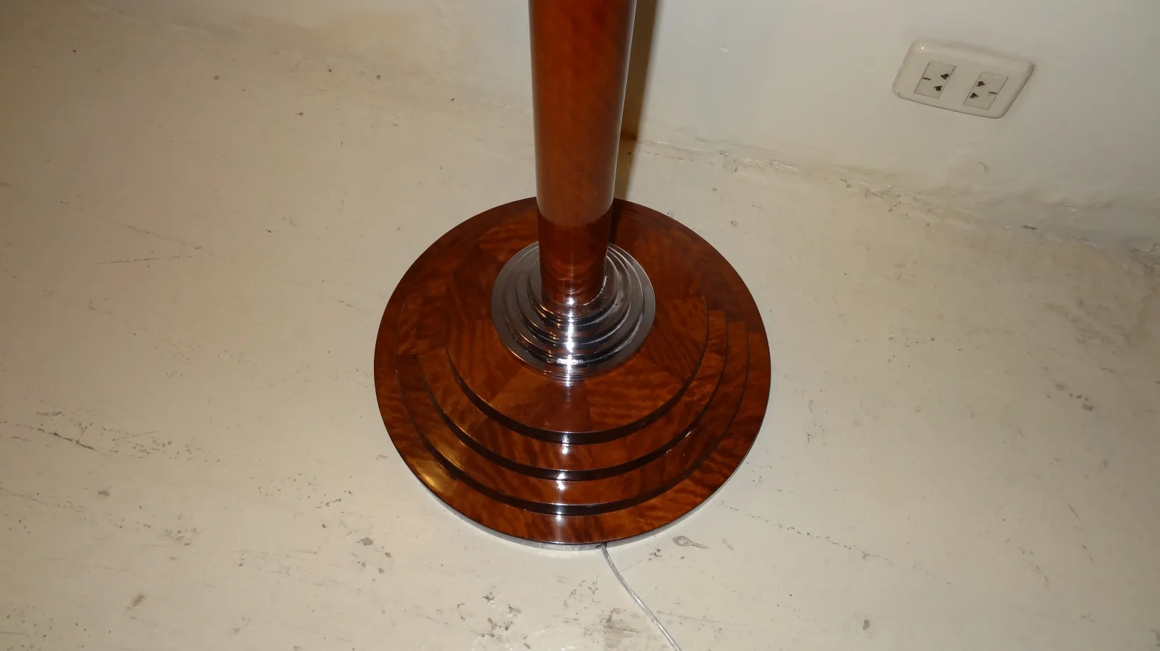 due lampade da terra antiche con base rotonda ed elegante