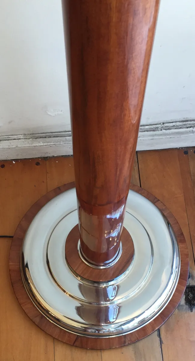 Deux lampadaires anciens avec bases décoratives et élégantes.