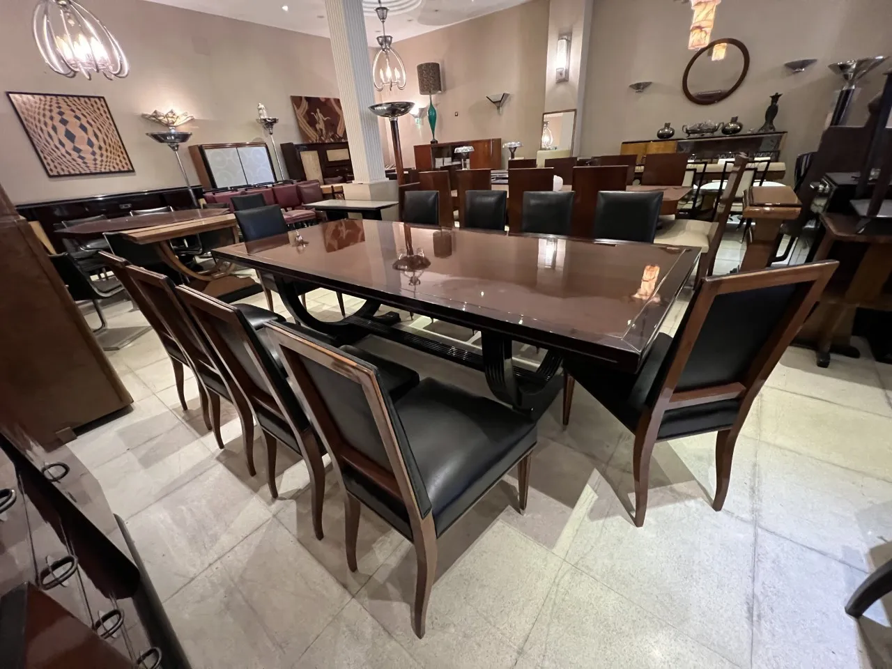 2 lâmpadas de piso antigas em um ambiente elegante com mesas e cadeiras