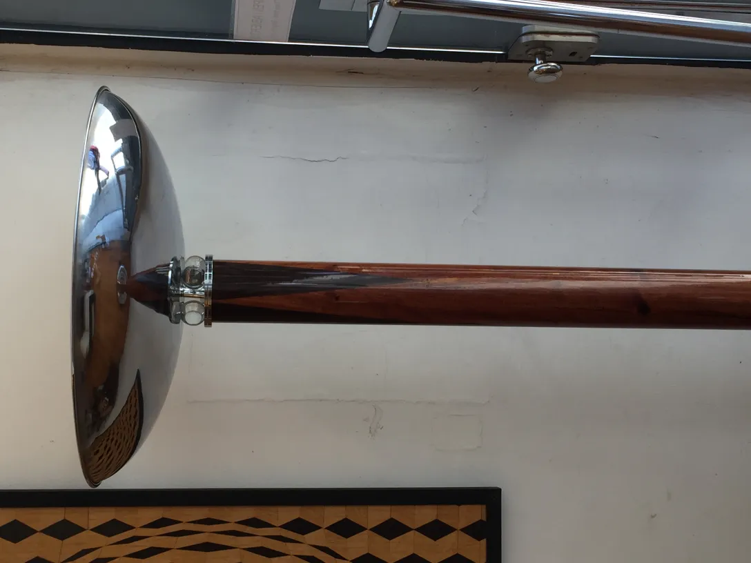 zwei antike Stehleuchten mit elegantem Design und klappbarem Arm in einer modernen Umgebung.