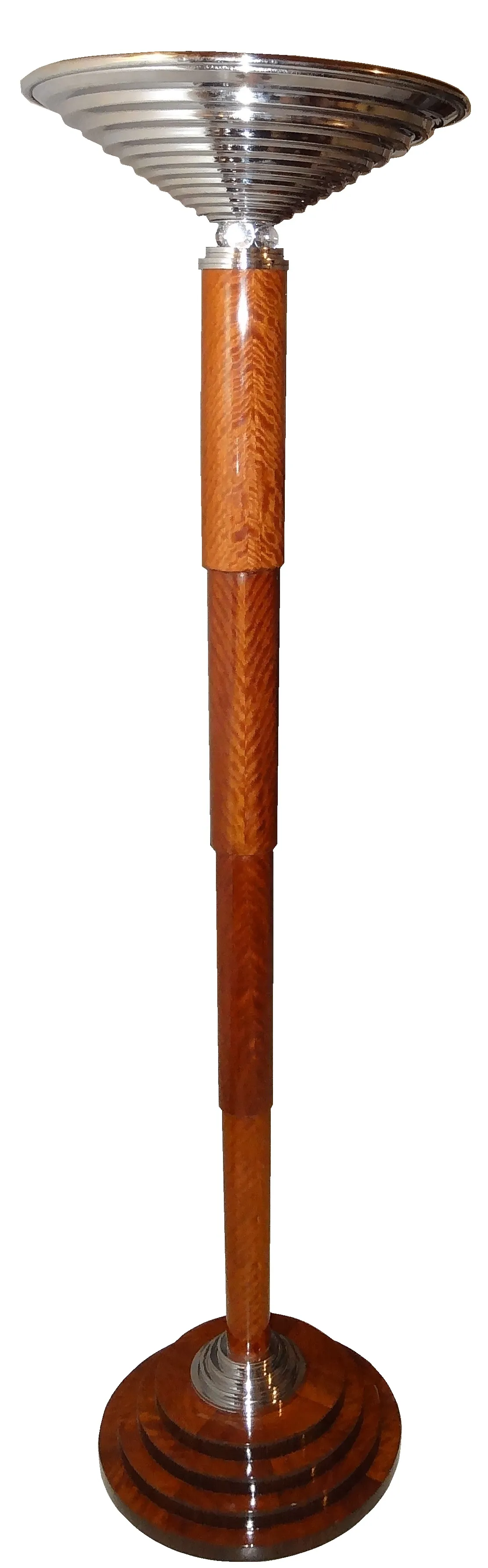 2 مصابيح أرضية قديمة مع قاعدة أنيقة في بيئة مريحة