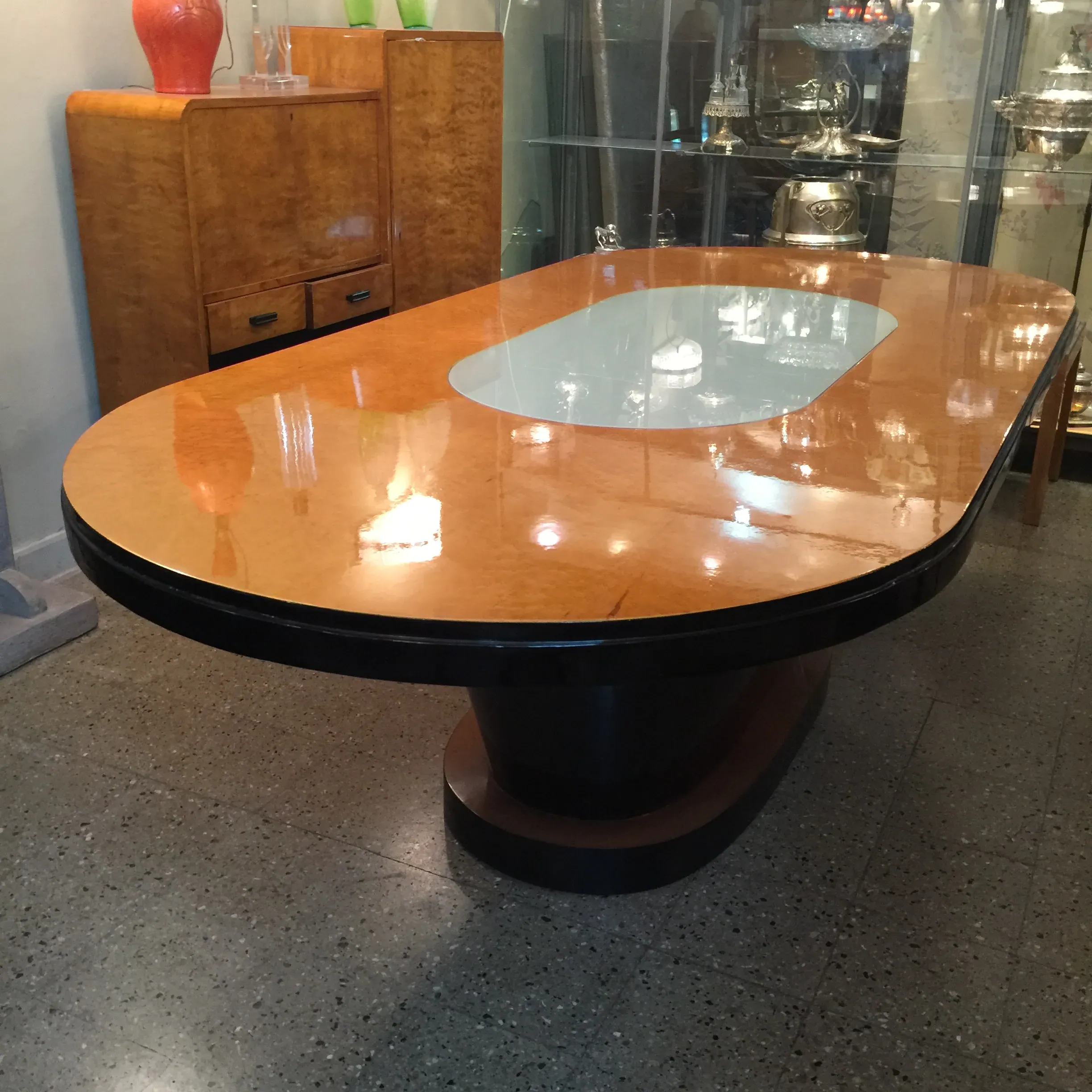 Mesa de comedor antigua para 10 personas con luz suave