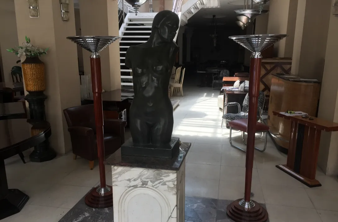 Conjunto de 2 lampadas de piso antiquadas e elegantes, iluminando um espaço acolhedor