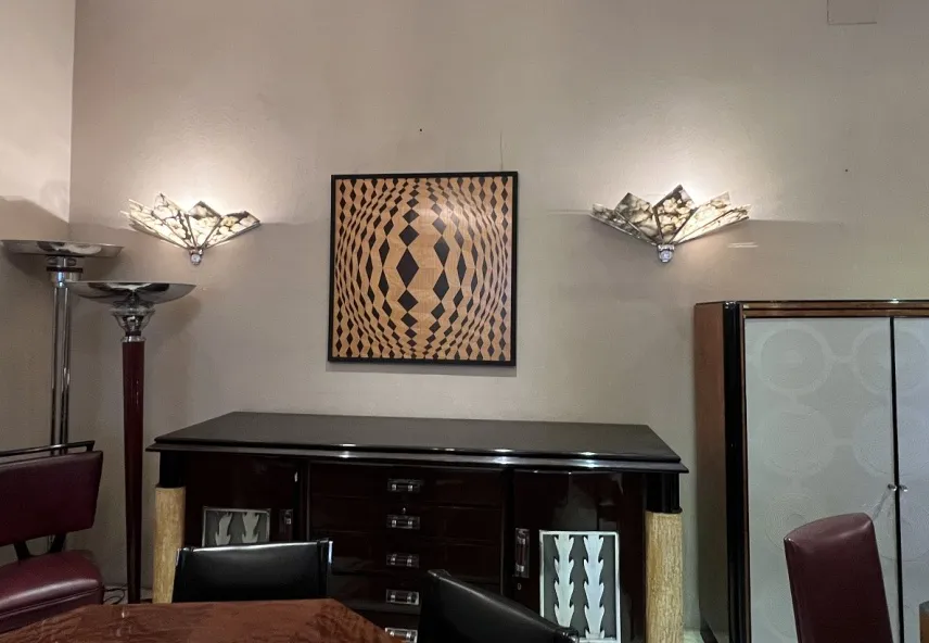 deux lampadaires anciens avec design moderne, fond élégant