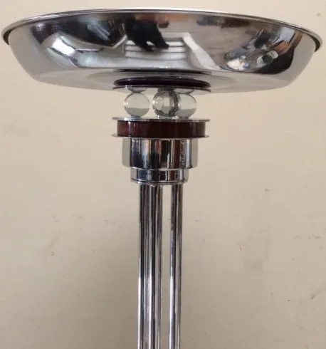 deux lampadaires anciens avec un design élégant et une base décorative, dans un cadre accueillant.