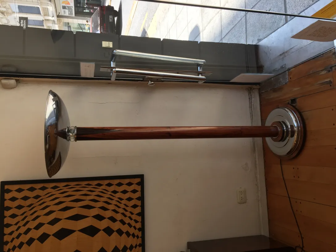 duas lâmpadas de piso antigas com base elegante e estilo clássico, em um ambiente acolhedor com fundo artístico