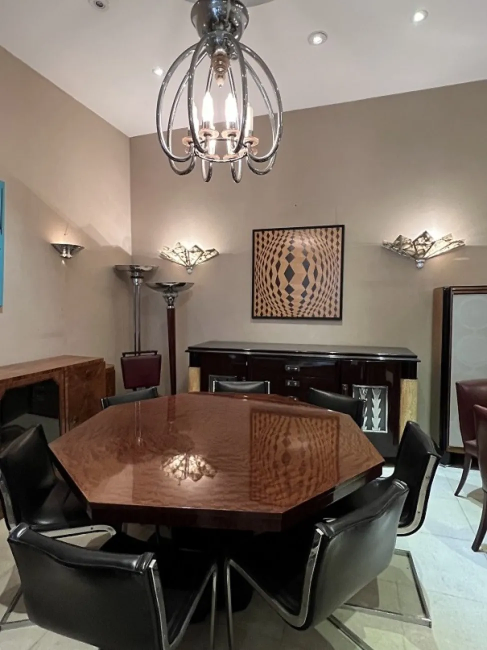 Dos lámparas de pie antiguas en un ambiente elegante.