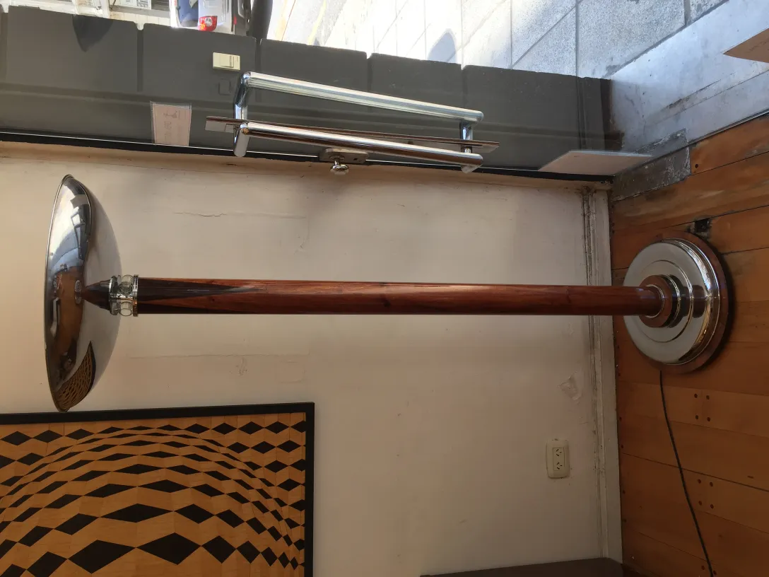 2개의 고전적인 플로어 램프, 반짝이는 금속 받침대와 함께, 우아하고 아늑한 분위기를 자아냅니다.