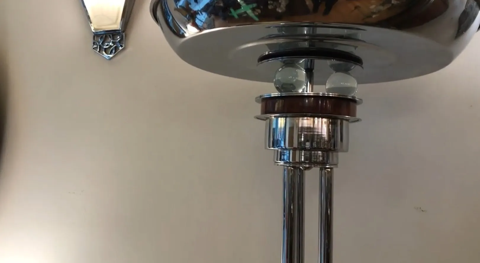 due lampade da terra antiche in un ambiente accogliente