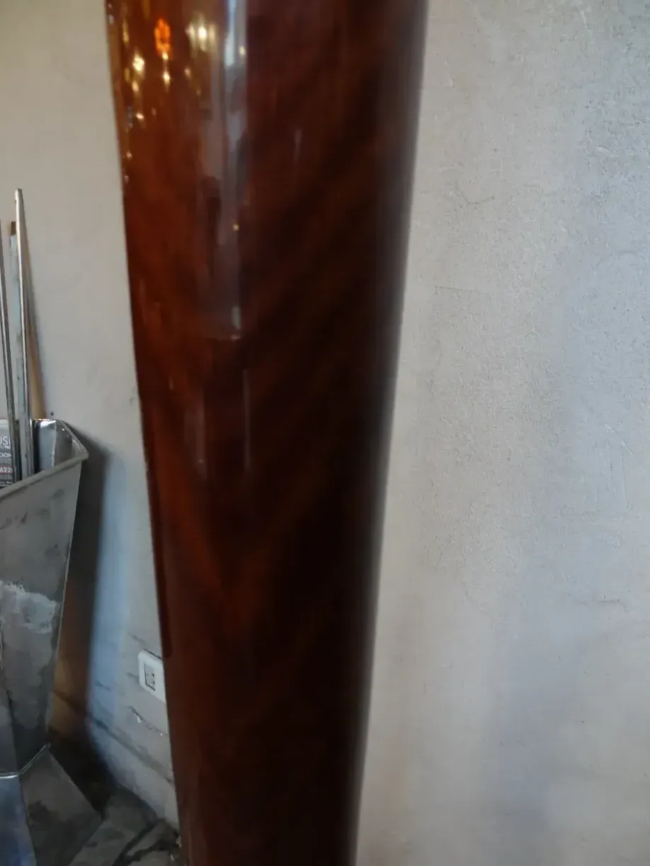 اثنان من المصابيح الأرضية الأنيقة القديمة