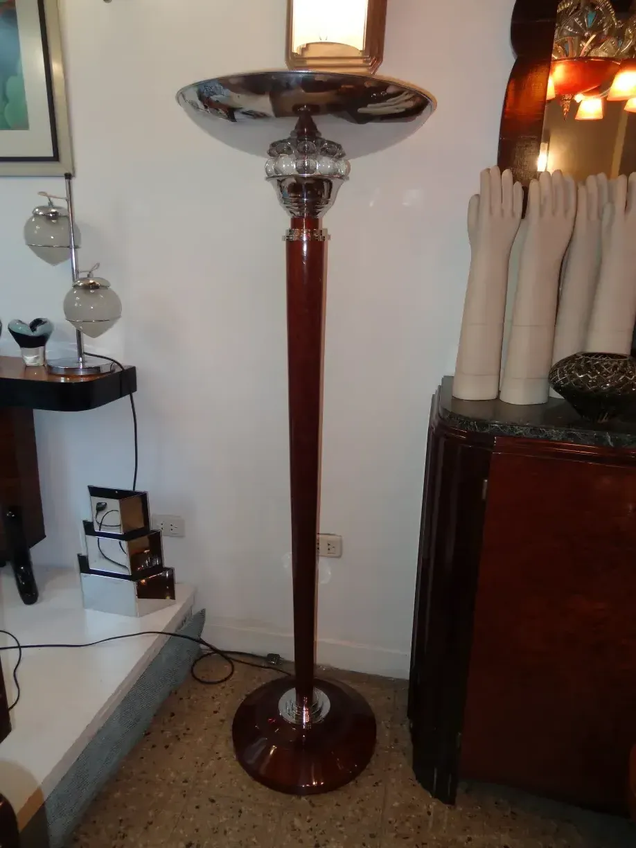 dos lámparas de pie antiguas con base elegante y tubular, en un ambiente decorativo