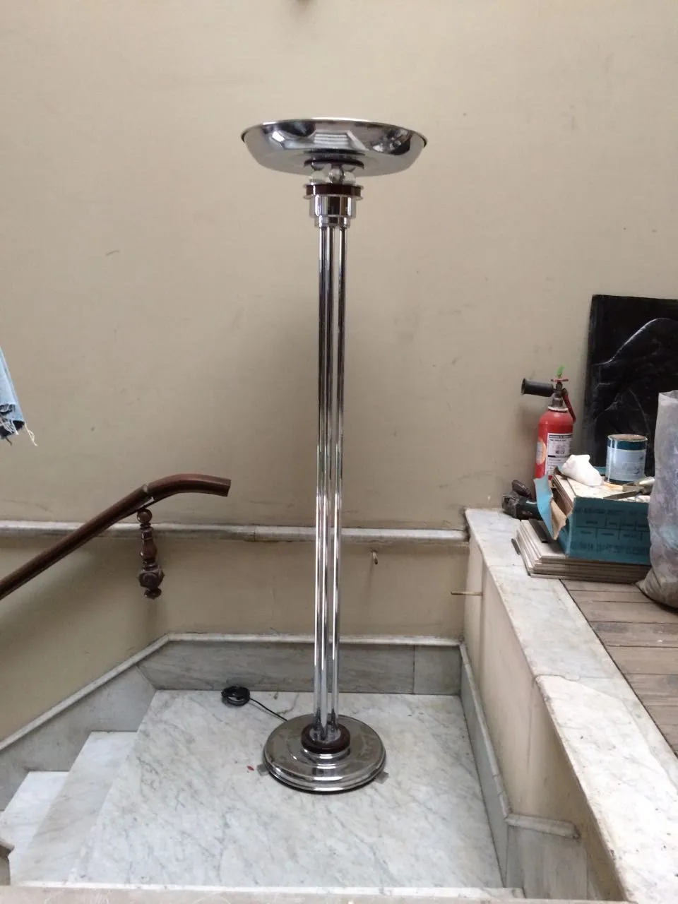 दो स्टाइलिश पुरातात्त्विक फ़्लोर लैंप एक आरामदायक परिवेश में।