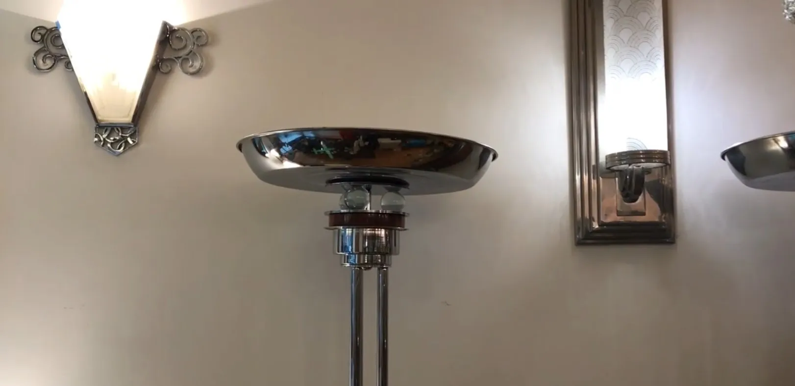 Due lampade da terra antiche con finitura elegante, circondate da un'atmosfera accogliente.