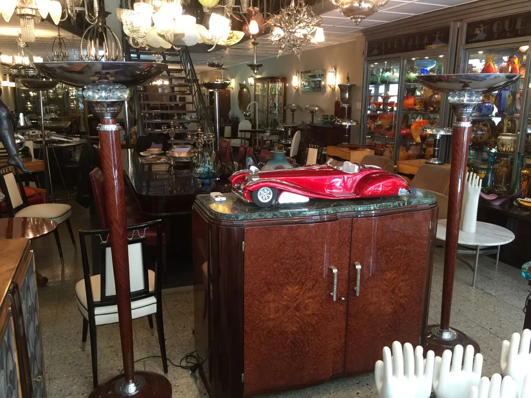 दो पुराने फ़्लोर लैंप एक पारंपरिक सेटिंग में विभिन्न फर्नीचर के साथ।