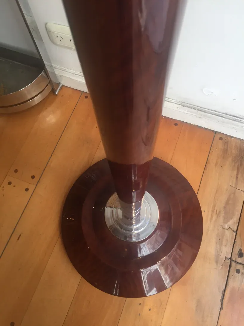 duas lâmpadas de piso antigas com design elegante