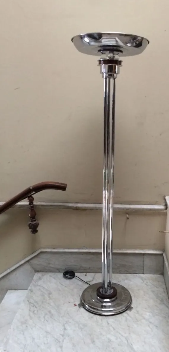 dos lámparas de pie antiguas con un diseño elegante, rodeadas de una escalera y un ambiente acogedor