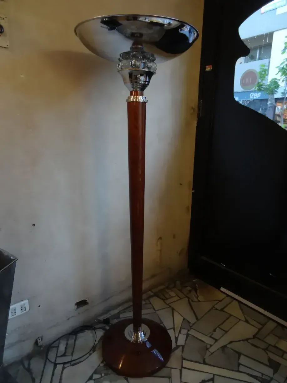 deux lampadaires anciens, hauts, avec une base ronde